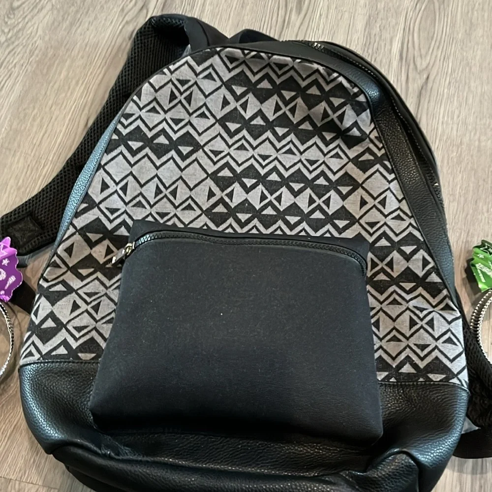 Back and printed vegan leather backpack 💙
